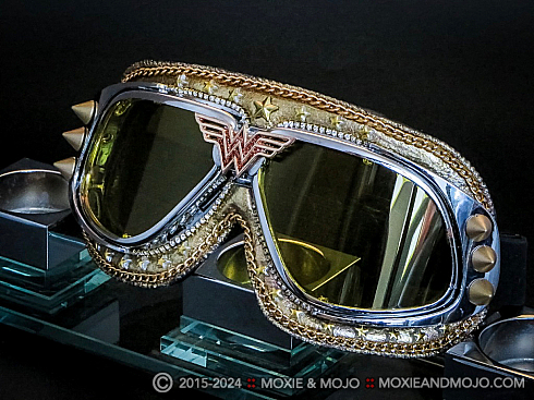 Moxie and Mojo Wonder Woman - Gold Warrior Goggles