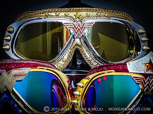 Moxie and Mojo Wonder Woman - Gold Warrior Goggles